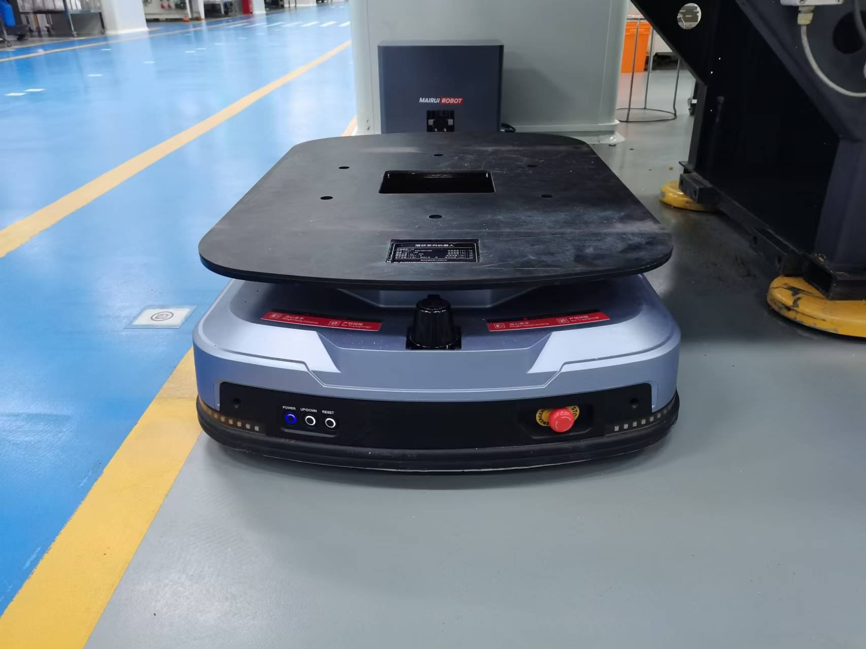医药潜伏式 AGV 运输